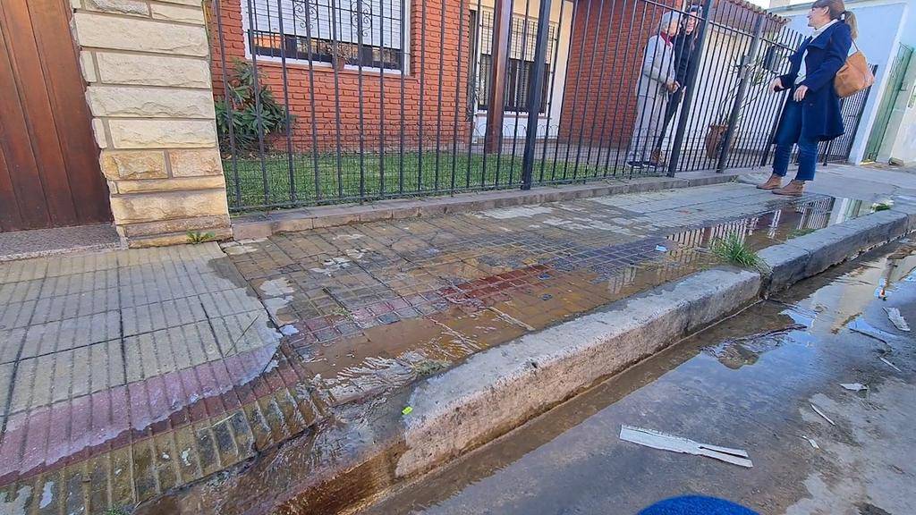 Vecinos de 76 entre 3 y 4 reclaman por una pérdida de agua que lleva meses