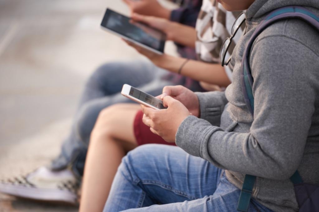Chicos y redes sociales: más países buscan poner límites