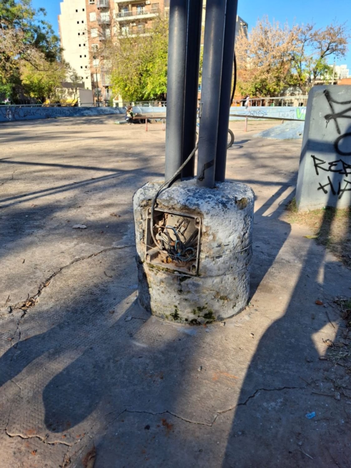 En Plaza Belgrano, cables sueltos que "son un peligro para los niños"