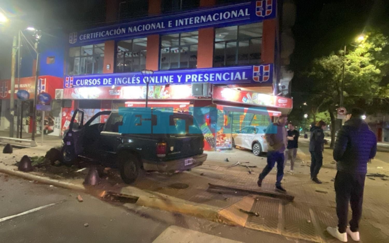 Tremendo choque y milagro en el Centro: un auto se estrelló contra un kiosco en La Plata