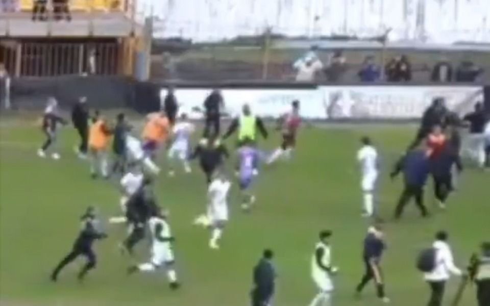 VIDEO. Ascenso: gol de taco, batalla campal y un jugador hospitalizado en Dock Sud - Sacachispas 