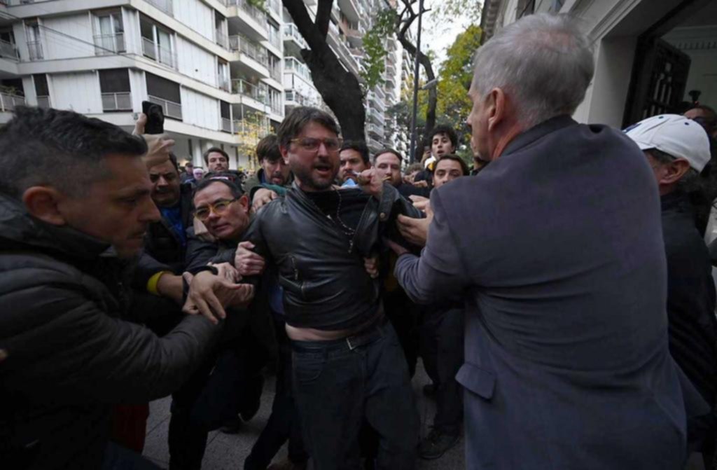 Grabois detenido por ocupar un espacio público