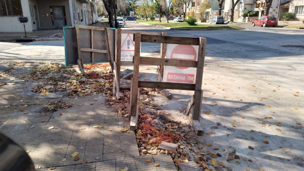 Una calle sin terminar impide a vecinos ingresar a sus hogares en 66 y 20