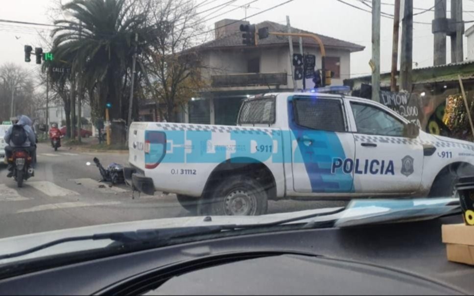 Fuerte choque en 520: un motociclista herido en La Granja
