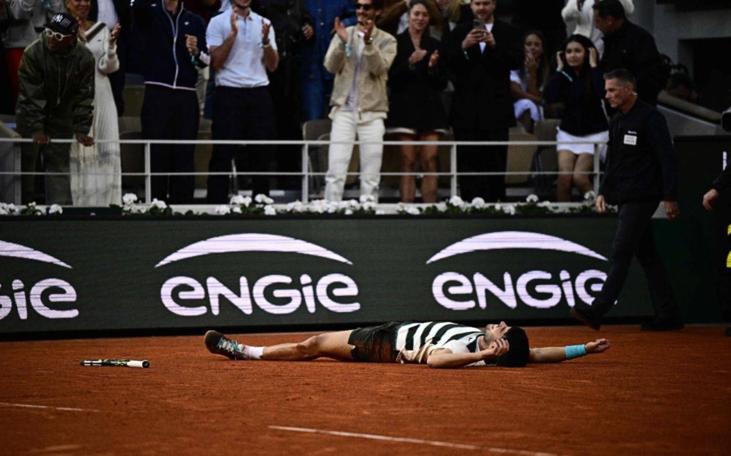Carlos Alcaraz, tras cinco horas y tres match point de Jannik Sinner, se coronó campeón de Roland Garros