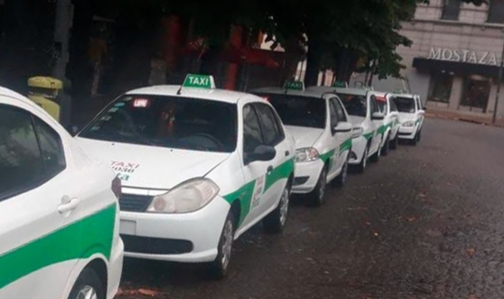 Buscan recuperar parada de taxis en plaza Italia