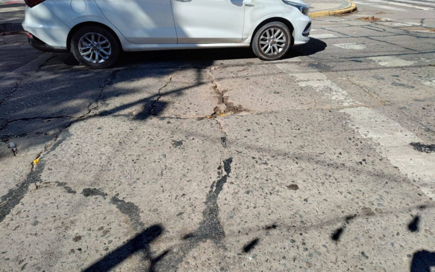 Piden el arreglo urgente de la calle 55 a la altura de la avenida 19