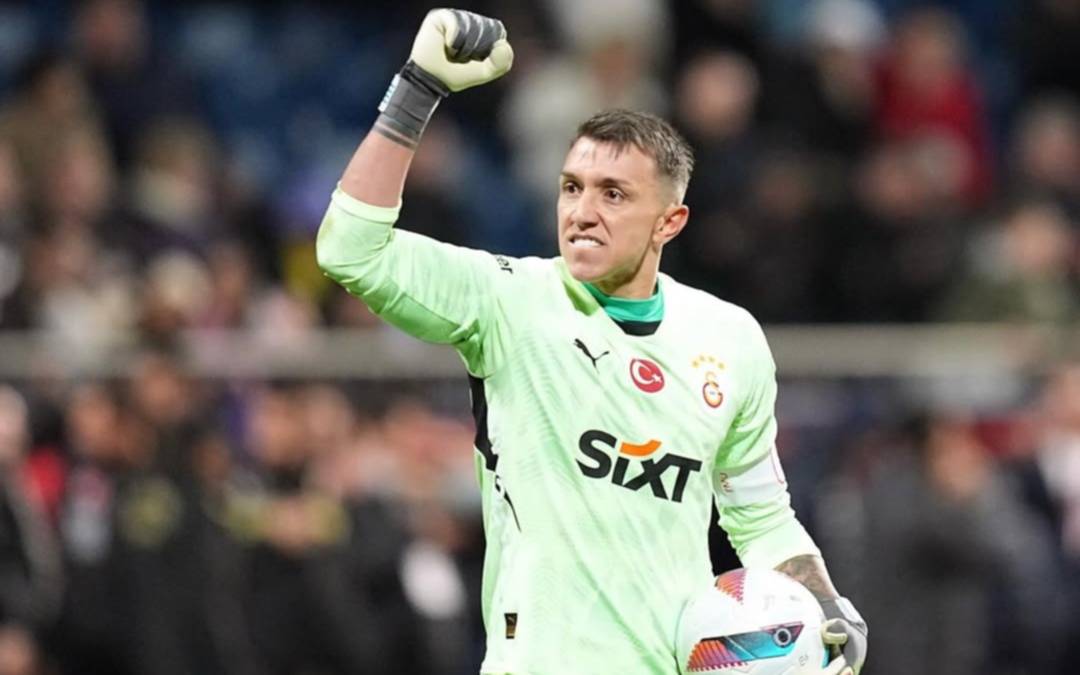 Estudiantes avanzó por Fernando Muslera y se disputa al arquero con Peñarol y Vélez