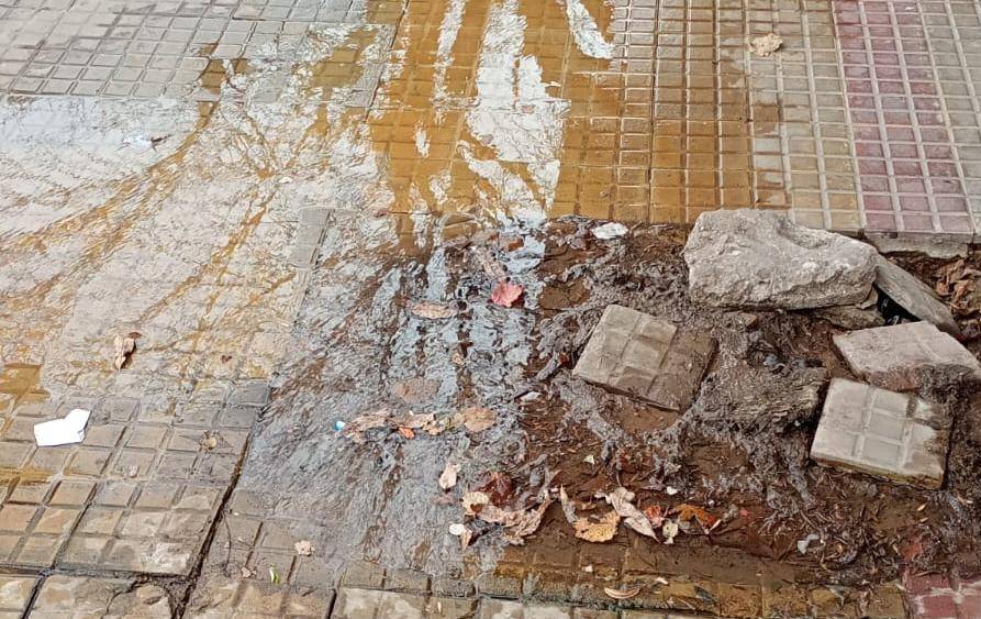 En pleno casco urbano, una enorme pérdida de agua inundó una vereda