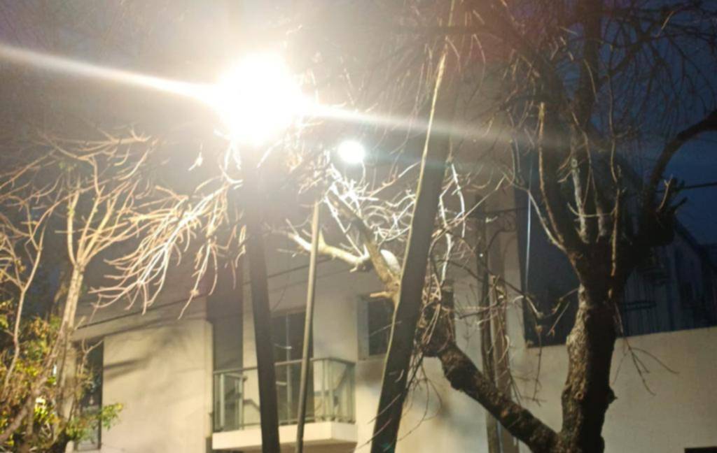 En la zona del Hospital Italiano, preocupa un poste de luz a punto de caerse