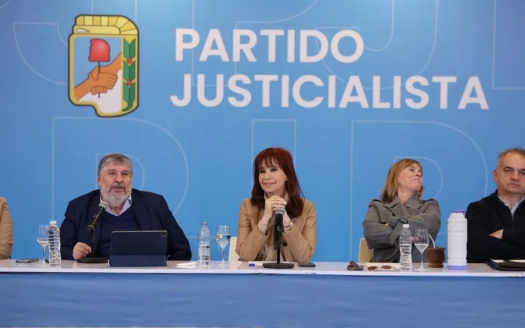 Cristina Kirchner convocó una reunión de urgencia en la sede del PJ