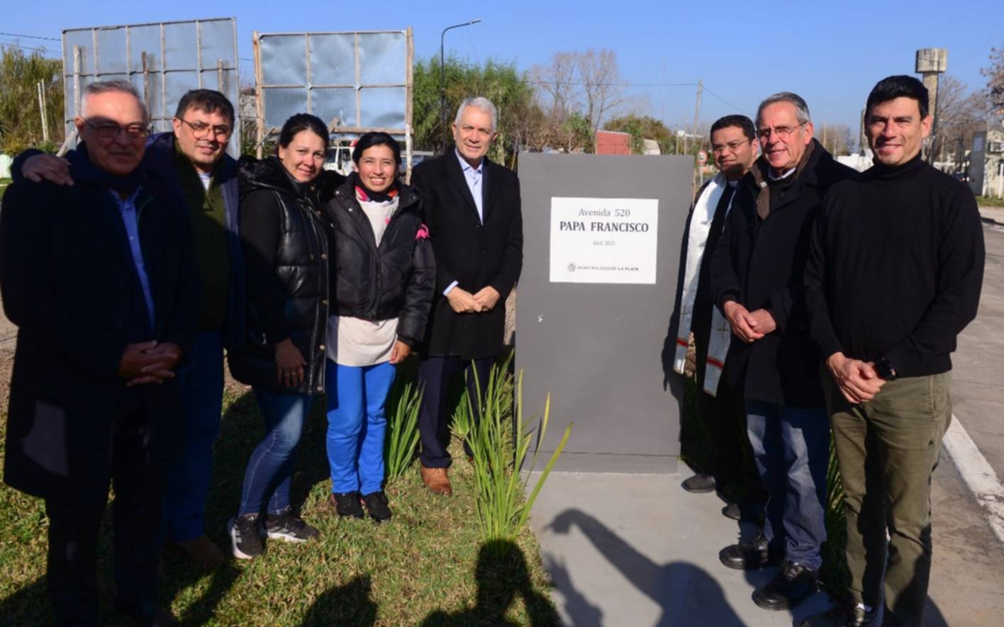 La avenida 520 ya tiene su placa en homenaje al "Papa Francisco"