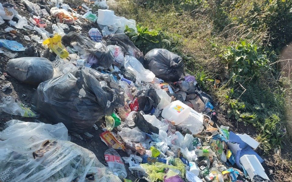 Vecinos reclaman por un basural en las veredas de San Carlos
