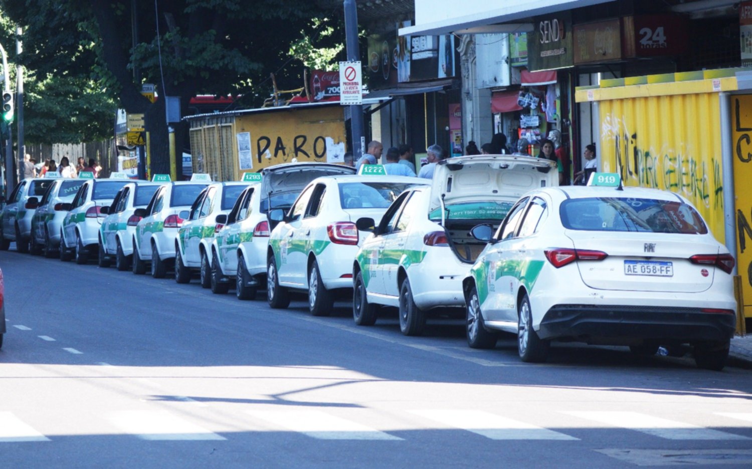 Taxistas en La Plata se declaran en alerta y movilización por el proyecto para legalizar Uber