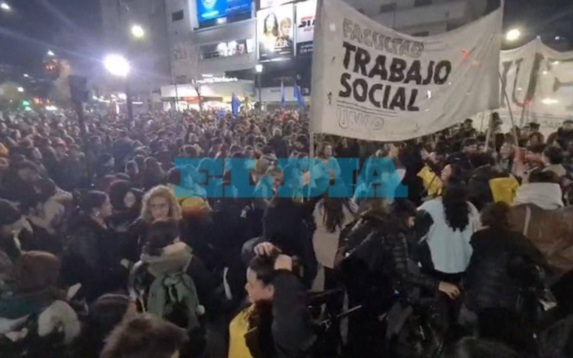 VIDEO. En La Plata, se movilizaron a 7 y 50 en rechazo a la condena a Cristina