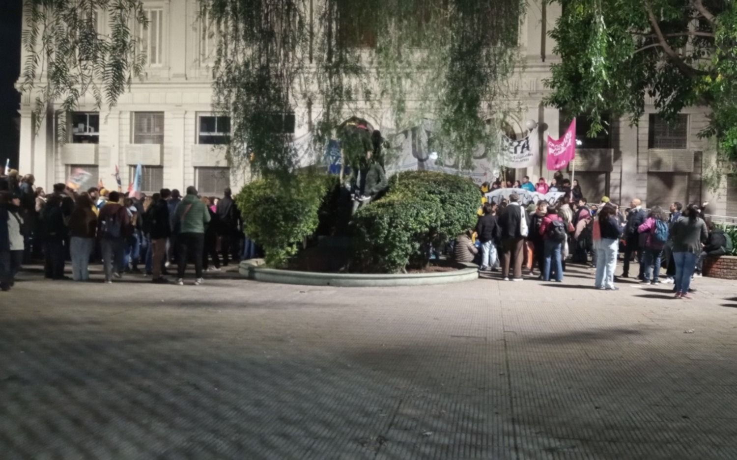 En La Plata, el movimiento universitario se congregó en el Rectorado de la UNLP