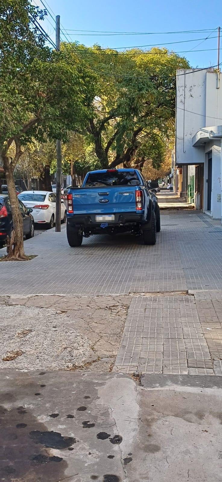 Aumentan las quejas por la presencia de vehículos en las veredas