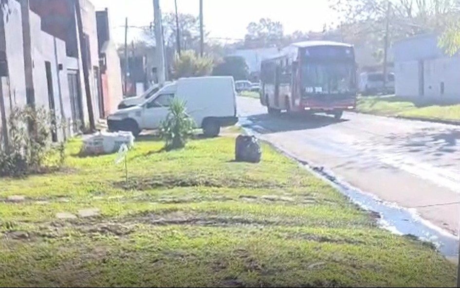 Enorme pérdida de agua en Altos de San Lorenzo: "Me está inundando el frente de mi casa"