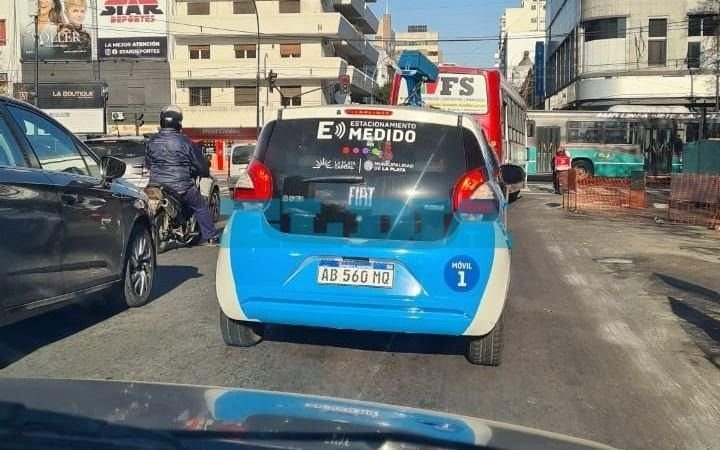 La cámara "caza infracciones" de una patrulla municipal que causa sorpresa en La Plata: cómo funciona