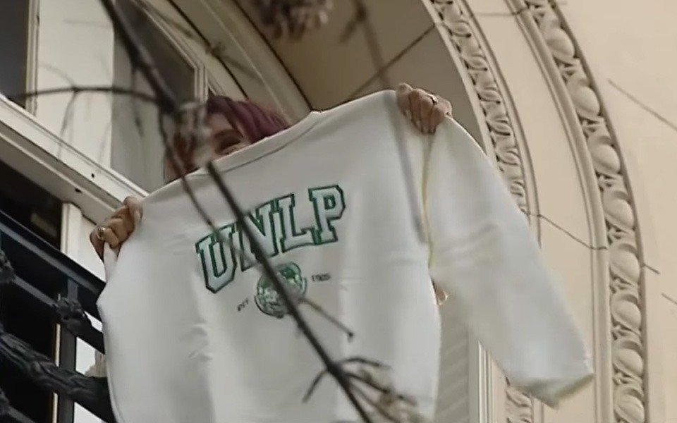 Cristina Kirchner reapareció en el balcón de su casa de Constitución con un buzo de la UNLP