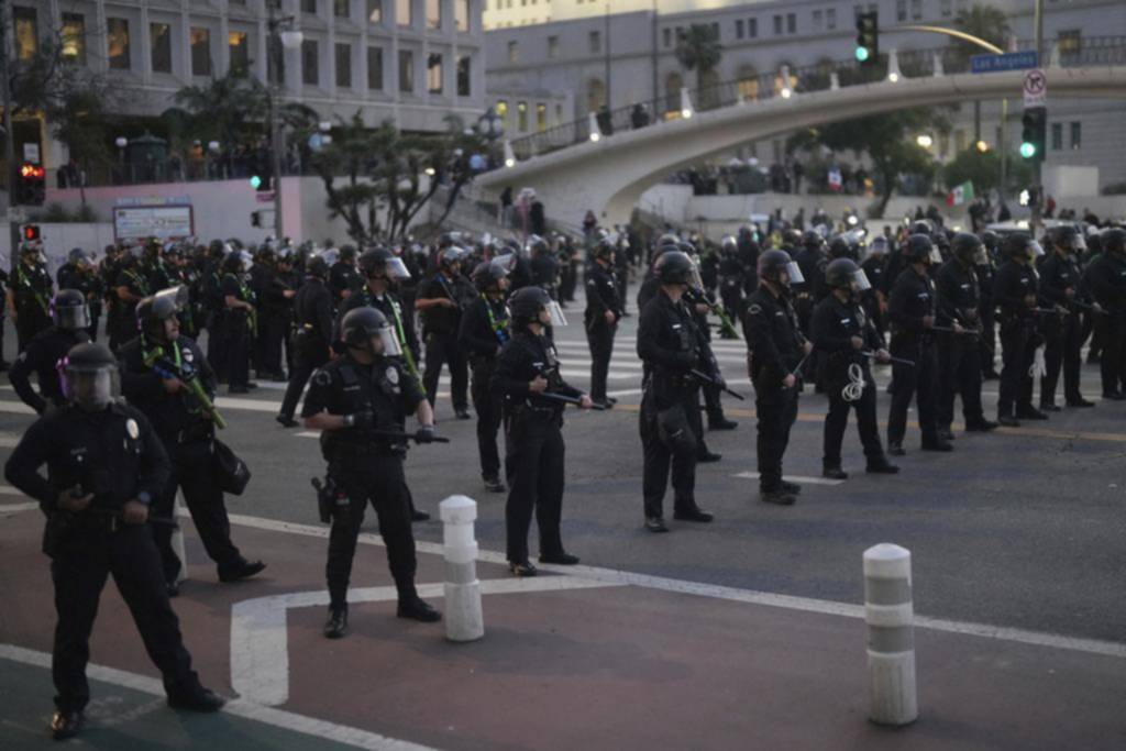 Los Ángeles: toque de queda y arrestos masivos