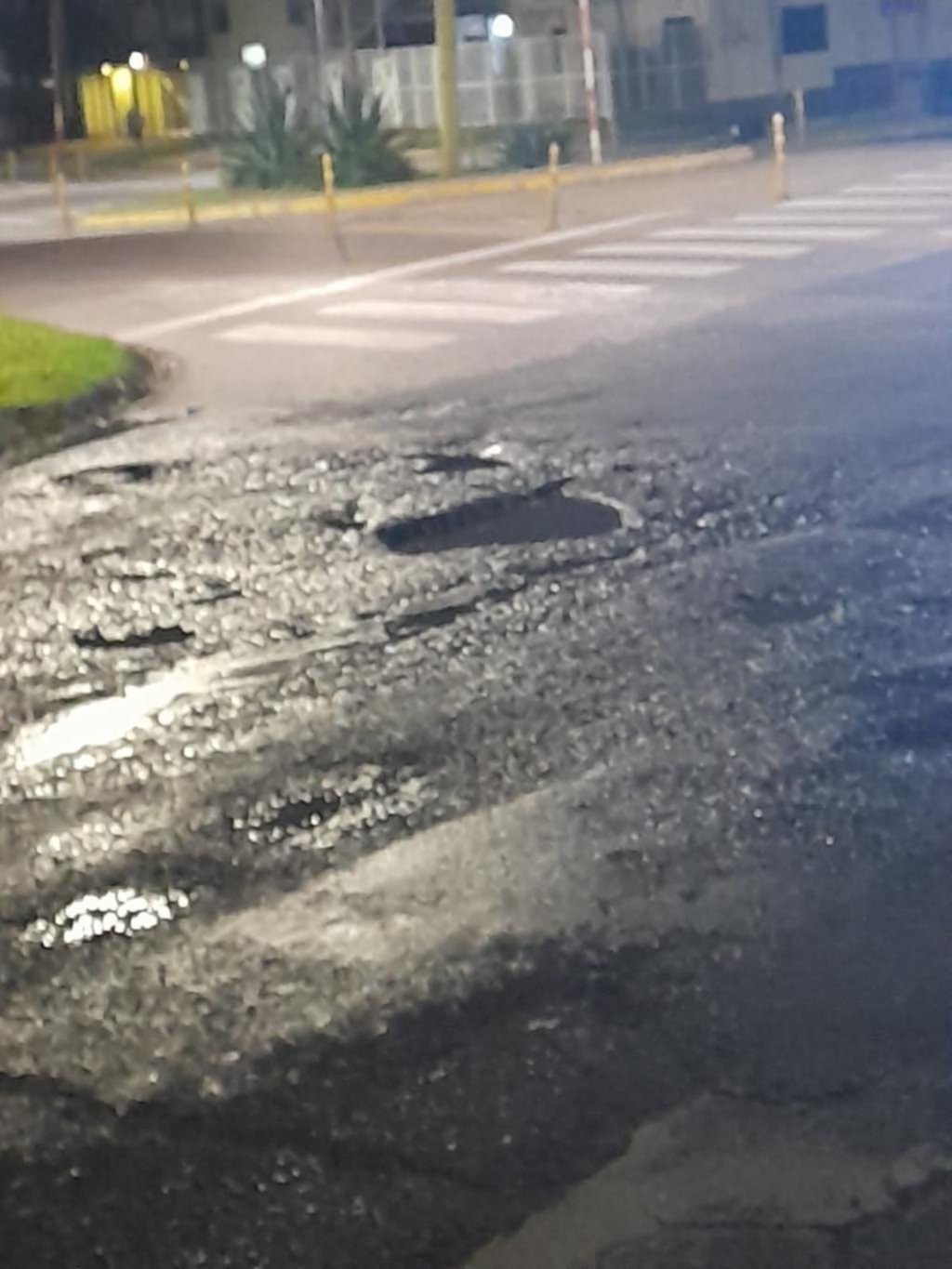 Pozos en la intersección de Camino Belgrano y 526 que rompen ruedas