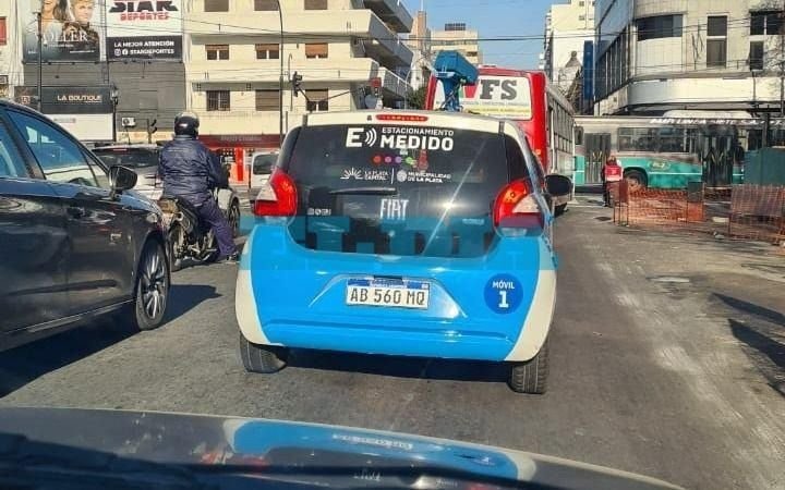 El auto “caza infractores” que recorre el centro de La Plata: qué explicó la Municipalidad