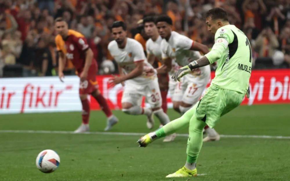 A Muslera ya lo esperan en Estudiantes: la bronca del presidente de Peñarol... ¿una señal?