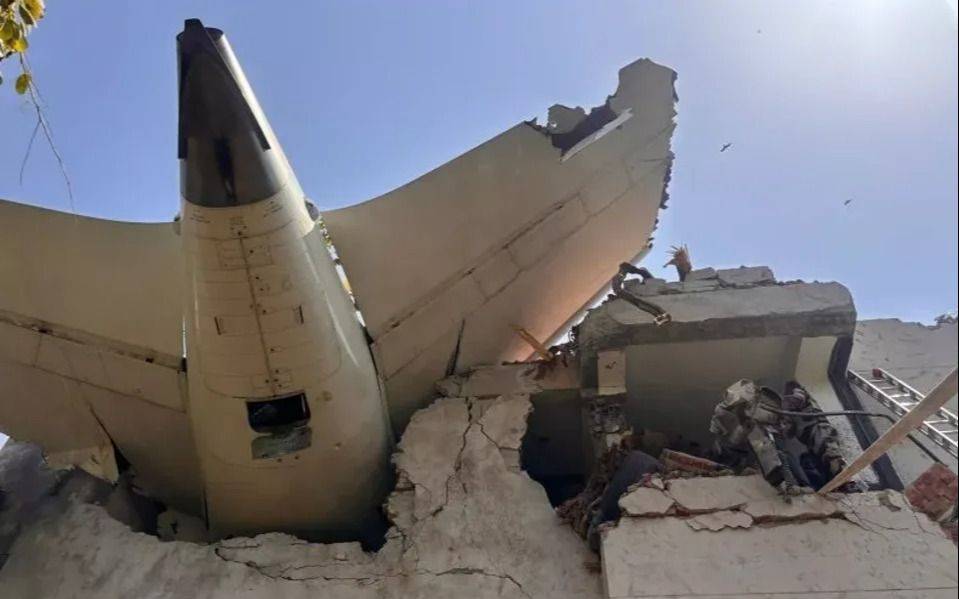 ¡Milagro en el asiento 11A! Apareció un sobreviviente de la tragedia aérea en India
