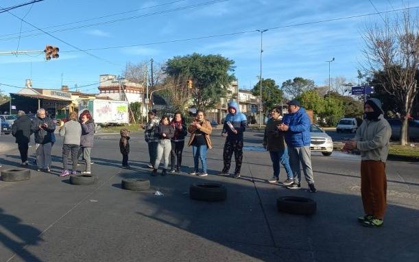 Vecinos de Ezpeleta cortan la avenida Centenario y Varela por diez días sin agua