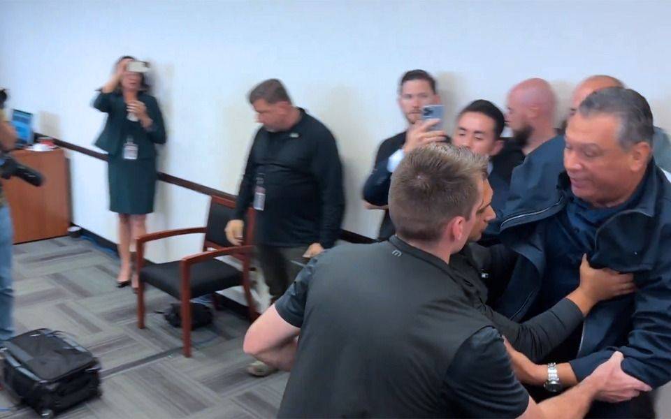 A empujones y esposado: así expulsaron a un senador de una conferencia de prensa en California