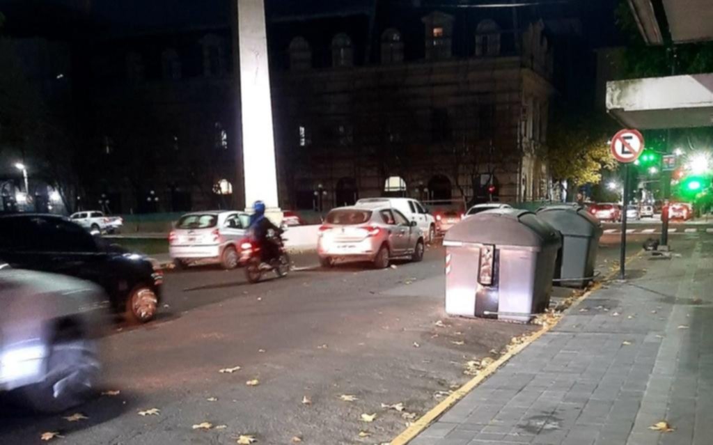 Contenedores peligrosos en 6, hacia la diagonal 80