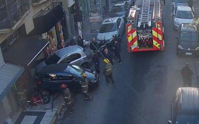 Milagroso accidente en Quilmes: Autos chocan y quedan a centímetros de un comercio