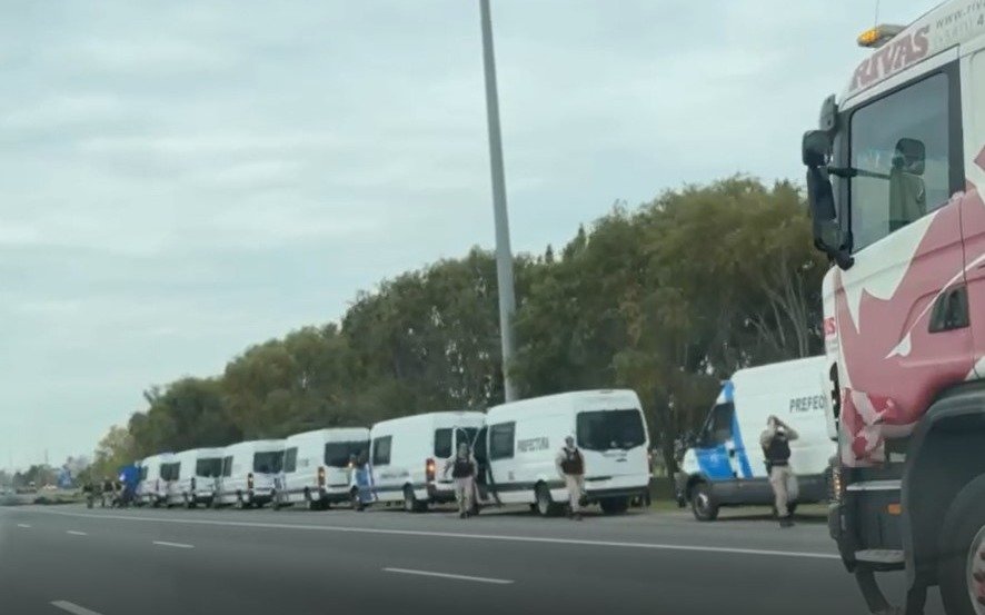 Fuertes operativos antipiquetes kirchneristas en la Autopista