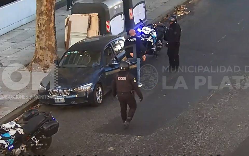Detienen en Plaza Moreno al conductor de un BMW: el auto tenía pedido de captura activo