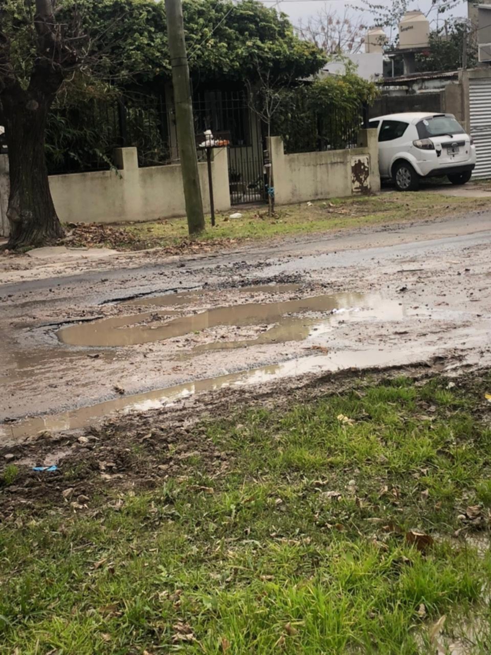 En la calle 519, otra pérdida de un caño que complica al vecindario
