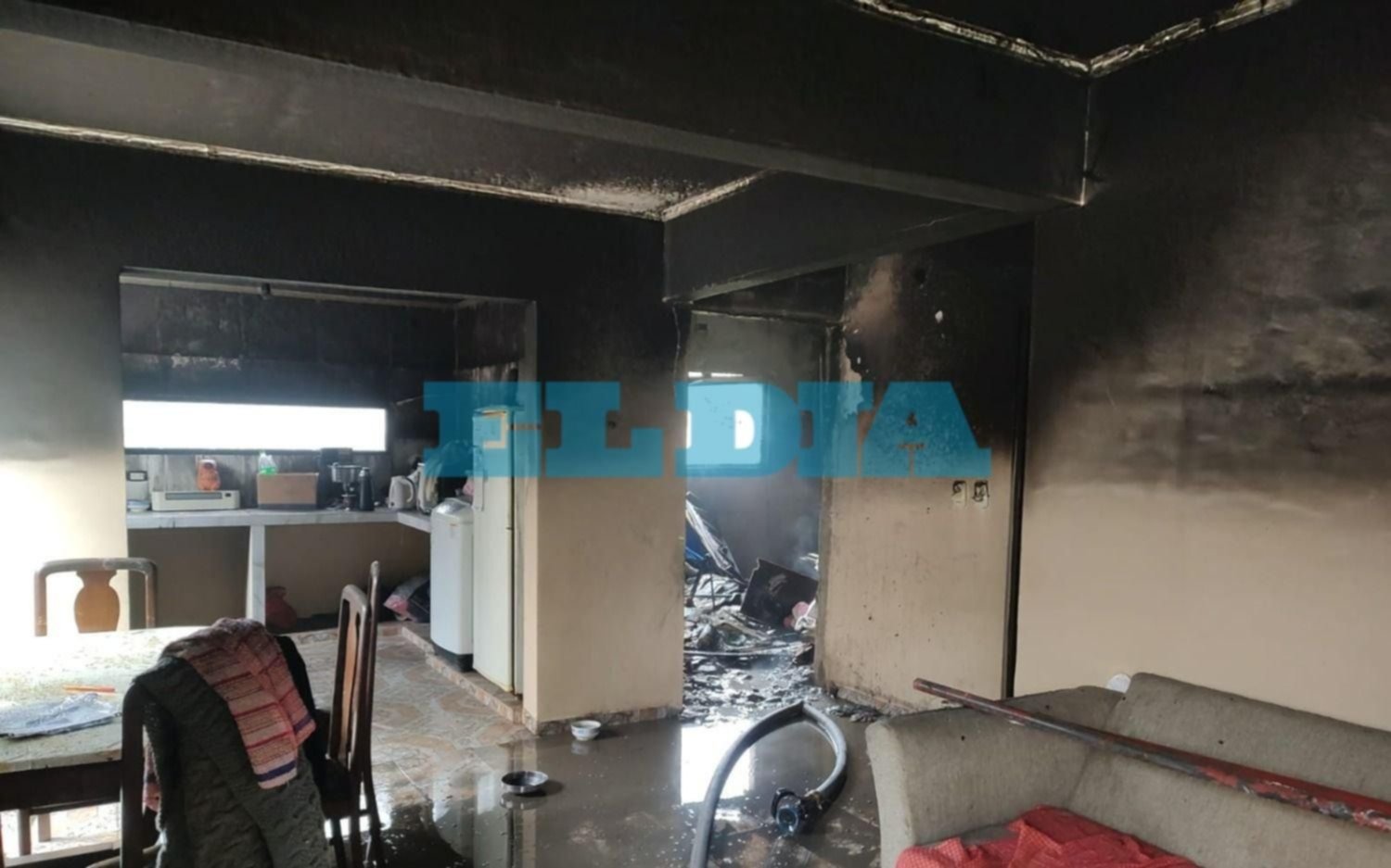 Voraz incendio en una vivienda de Arturo Seguí: "se quemó toda la habitación"