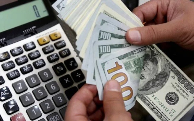 La economía argentina y los impactos del conflicto en Medio Oriente: de la inflación y el dólar a la baja a las reservas negativas