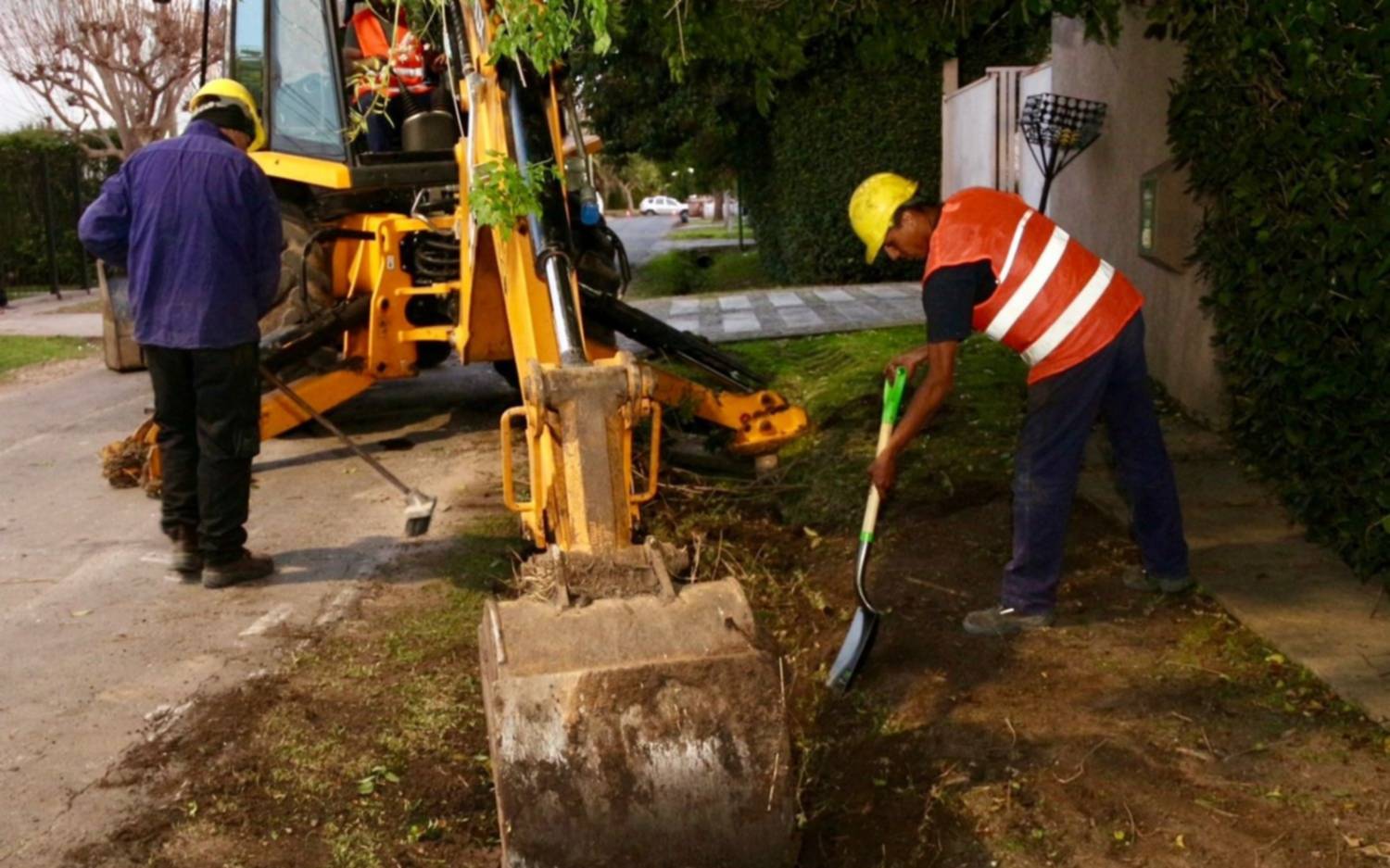 Supervisan obras en Gonnet: hidráulica, pavimento y luminarias