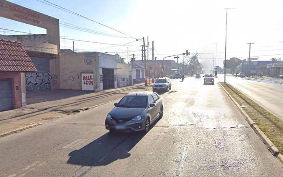 Golpe de ladrones con inhibidores: robaron más de $14 millones de una Toyota Hilux en Av. 44