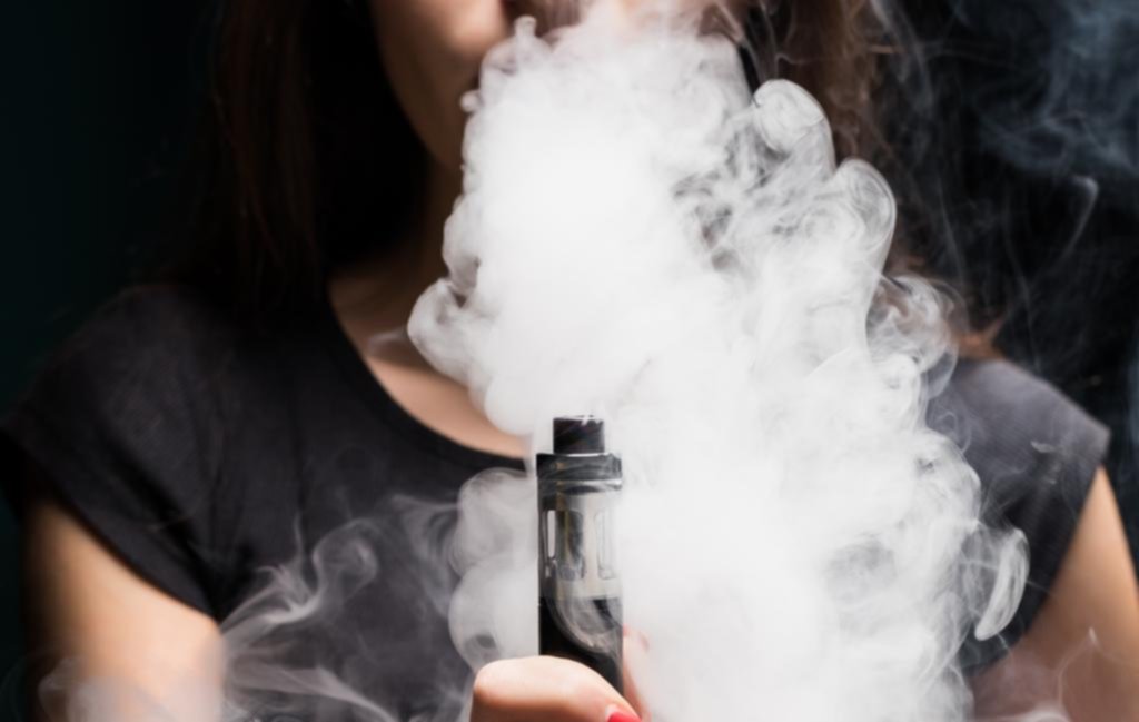 Una generación atrapada: entre el cigarrillo y el vapor
