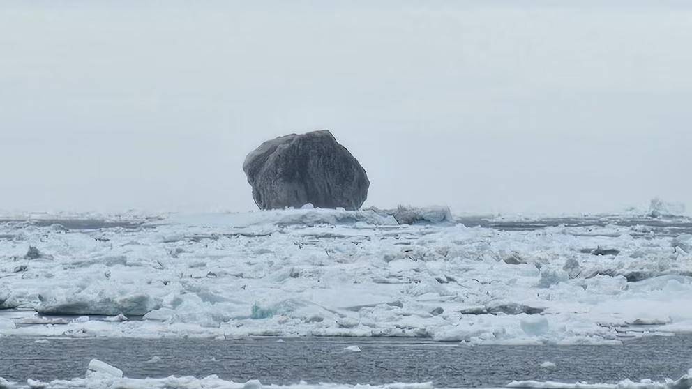 Asombro por un iceberg de color negro y con forma de diamante