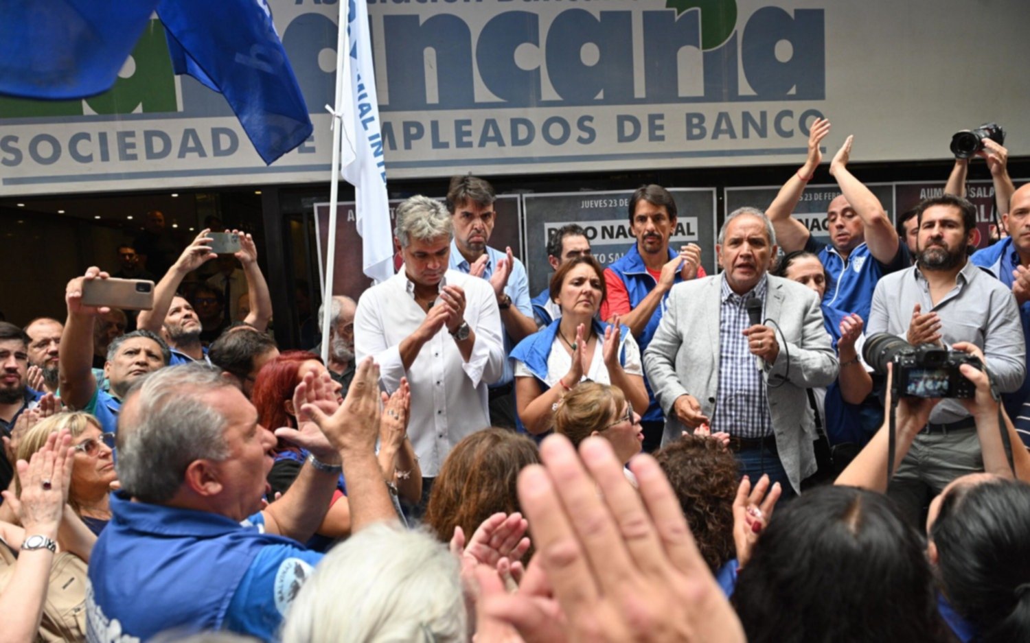 Bancarios acuerdan aumento salarial en línea con la inflación y el básico supera $1.850.000