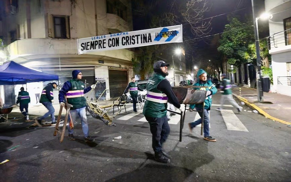 En un operativo sorpresa, desalojaron a los militantes que acampaban frente al departamento de Cristina Kirchner