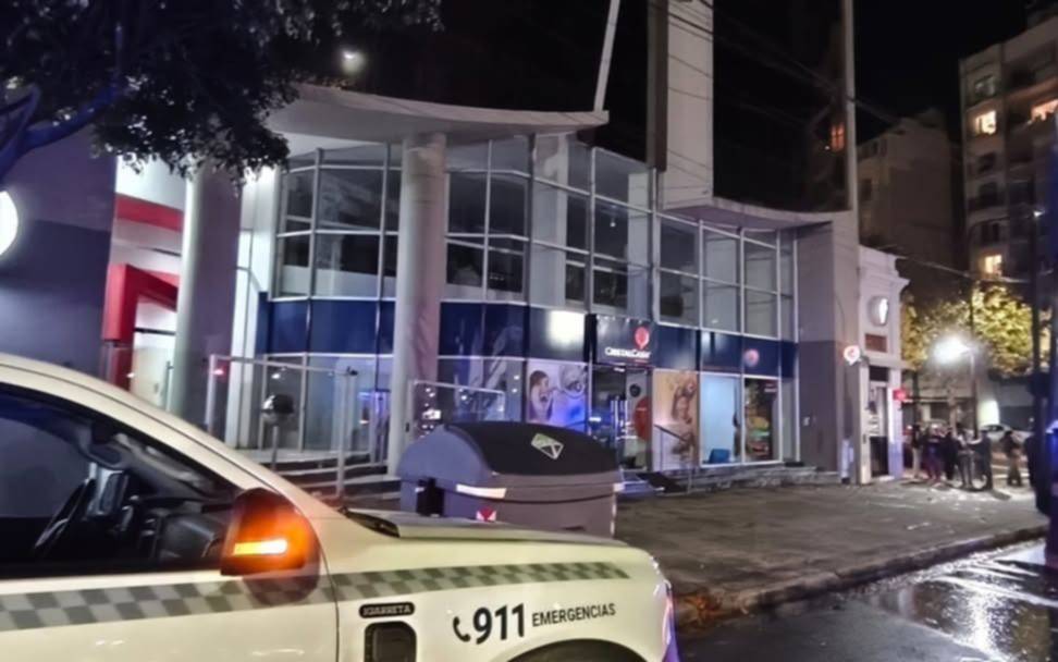Un incendio en un edificio frente a Plaza Italia encendió las alarmas y evacuaron a los vecinos