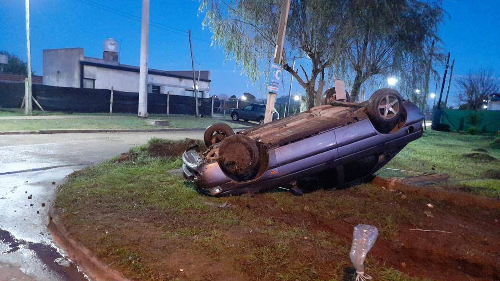 Volcó con su vehículo en Berisso y está internado