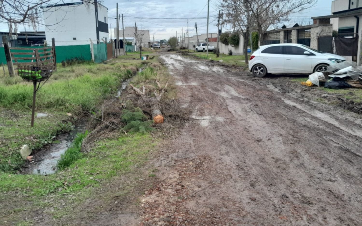 La calle desapareció en el barro en City Bell y una camioneta quedó encajada