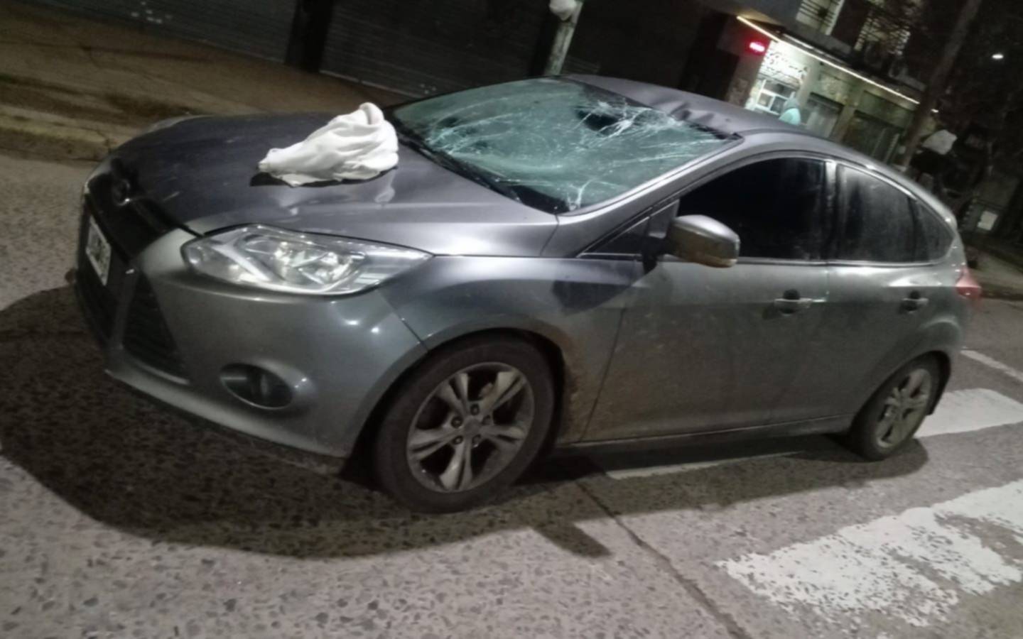Un hombre fue embestido por un auto en Berisso y debió ser trasladado por el SAME