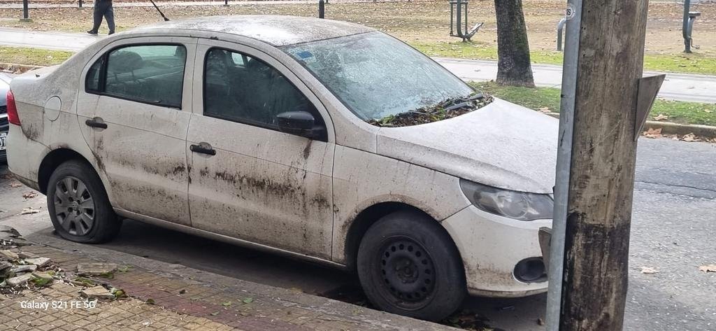 Advierten por autos abandonados en la zona de la plaza Malvinas