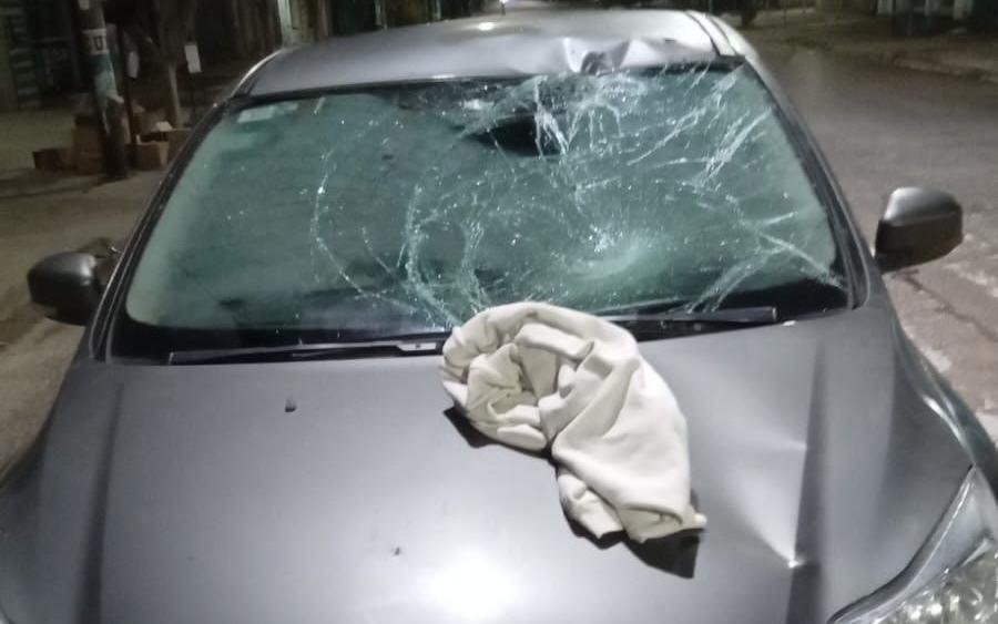 Fue embestido por un auto y terminó internado